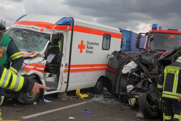 Rettungswagen Unfall: Zusammenstoß bei Einsatzfahrt in Karlsruhe image c846d636 df63 4d3f b548 cf68100b9eb6.png