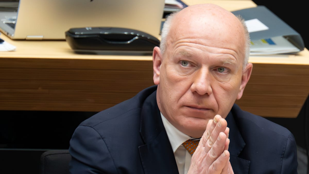 Streusalz Berlin: Warum der neue Vorschlag von Kai Wegner polarisiert image 1371d094 65e8 489a ac2c 01996f9d1846.png