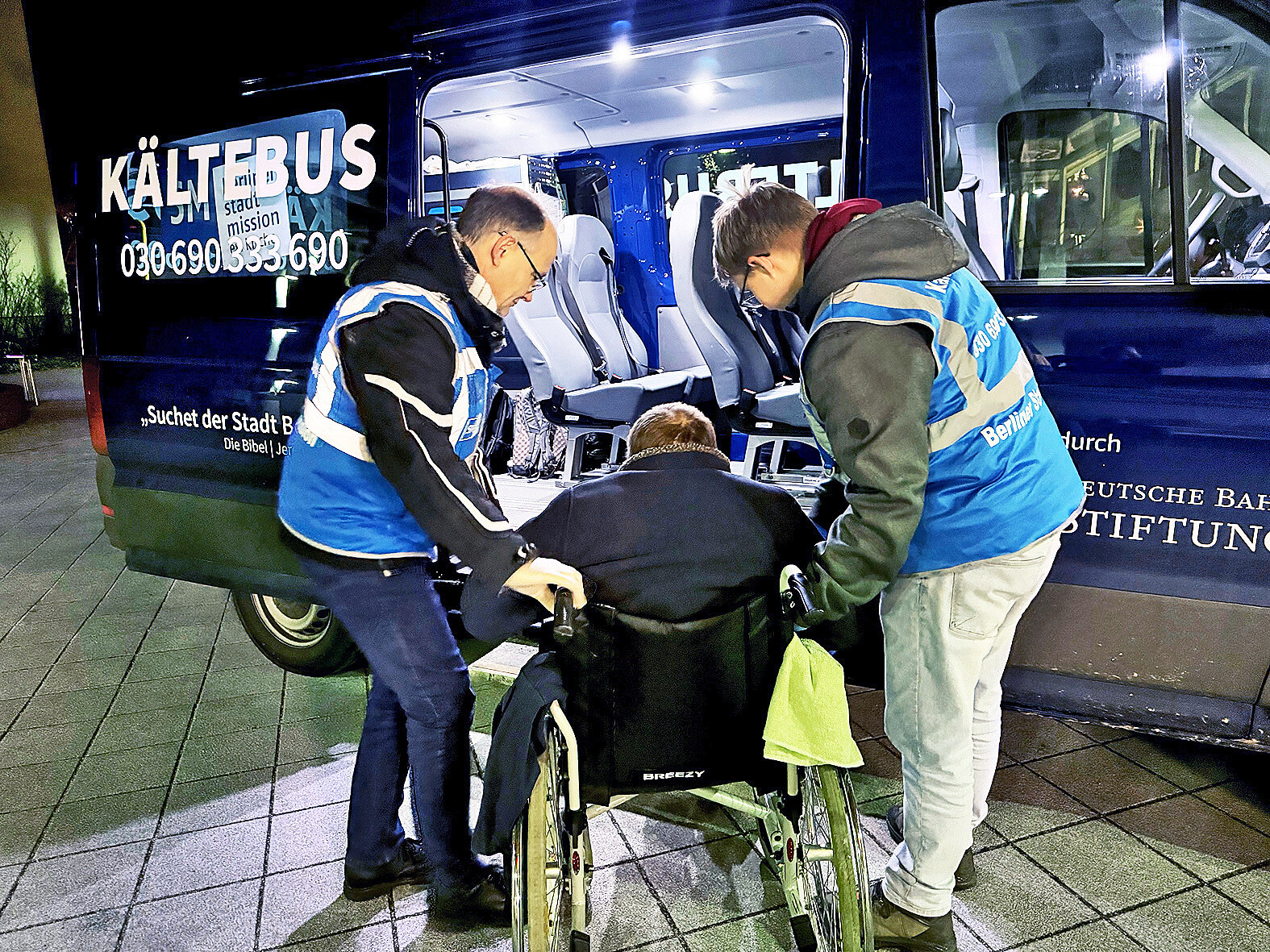 Kältebus Brandstiftung: Ermittlungen in Berlin image 77553fef 56e0 413e 8d08 4c910c97857d.png