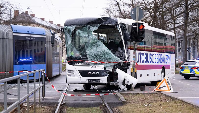 Busunfall in München: Tragischer Vorfall mit mehreren Verletzten image c354bf6b 1cc3 4b29 9eaa 76cf00f9ac38.png