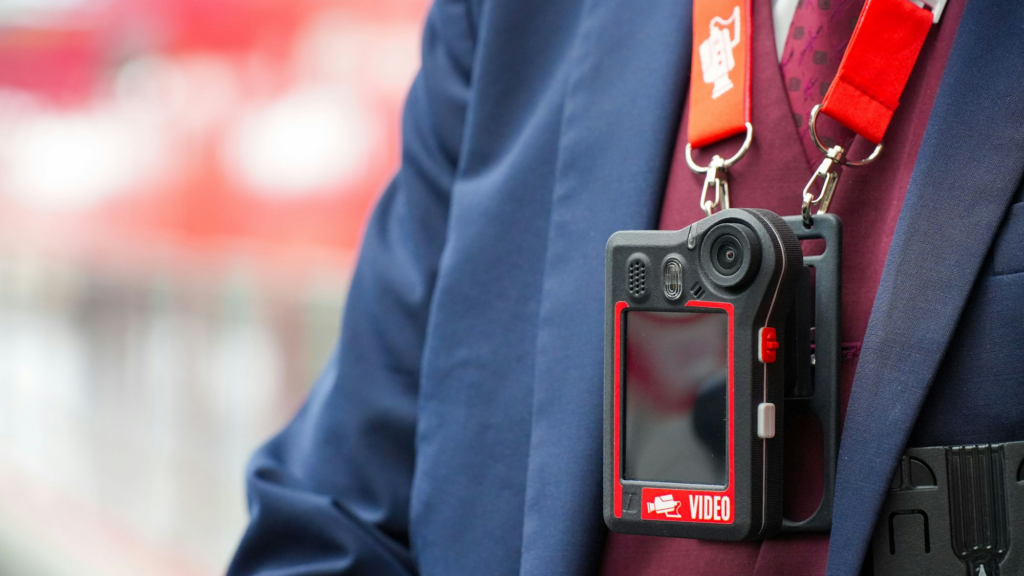Bodycams Deutsche Bahn: Neue Maßnahmen für mehr Sicherheit am Arbeitsplatz image ed2eb002 159c 4d1e a17e 115e61fa37bf.png