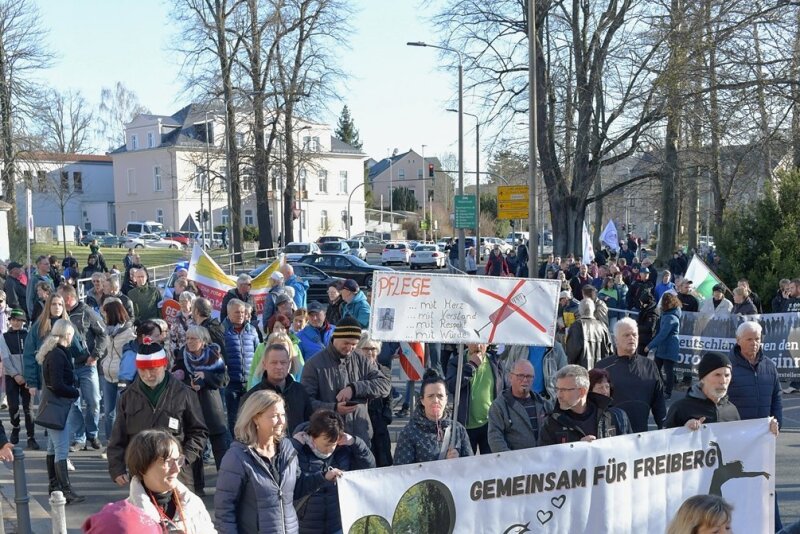 Impfpolitik Deutschland: Einblicke in die Debatte der Kommission image f4321b9b 856d 4b67 a2af 887127cf57a0.png